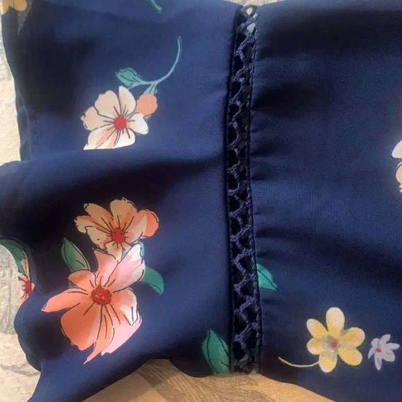 Floral blouse 3/4 “ sleeves that flow - Picture 2 of 2